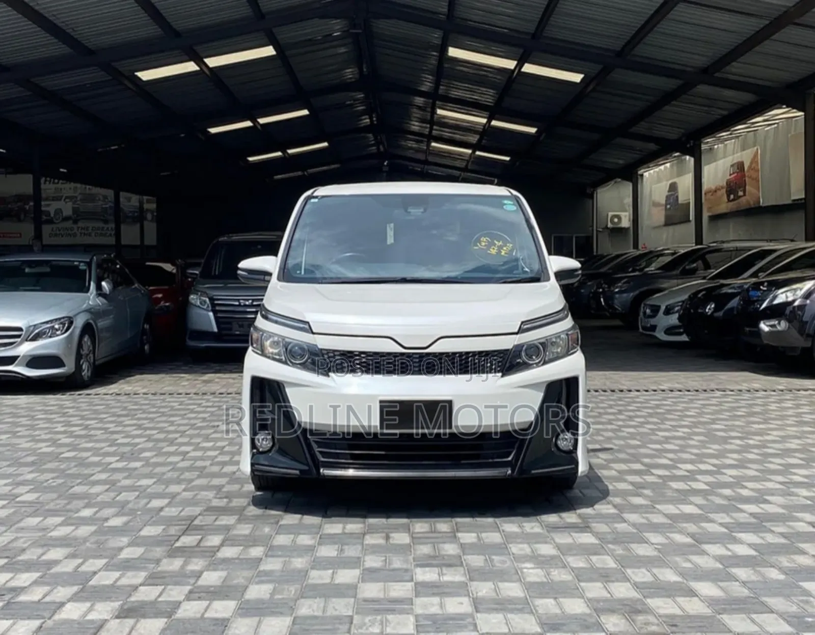 Toyota Voxy 2017 Pearl