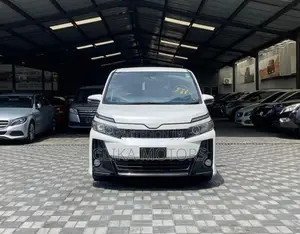 Toyota Voxy 2017 Pearl