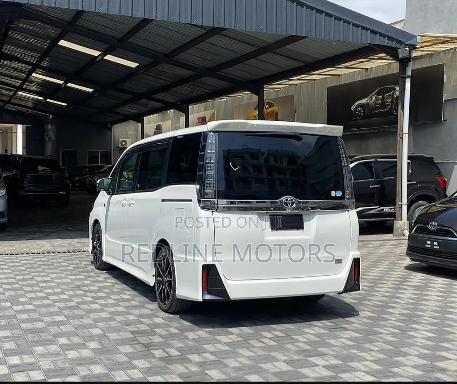 Toyota Voxy 2017 Pearl
