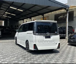 Toyota Voxy 2017 Pearl