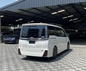 Toyota Voxy 2017 Pearl