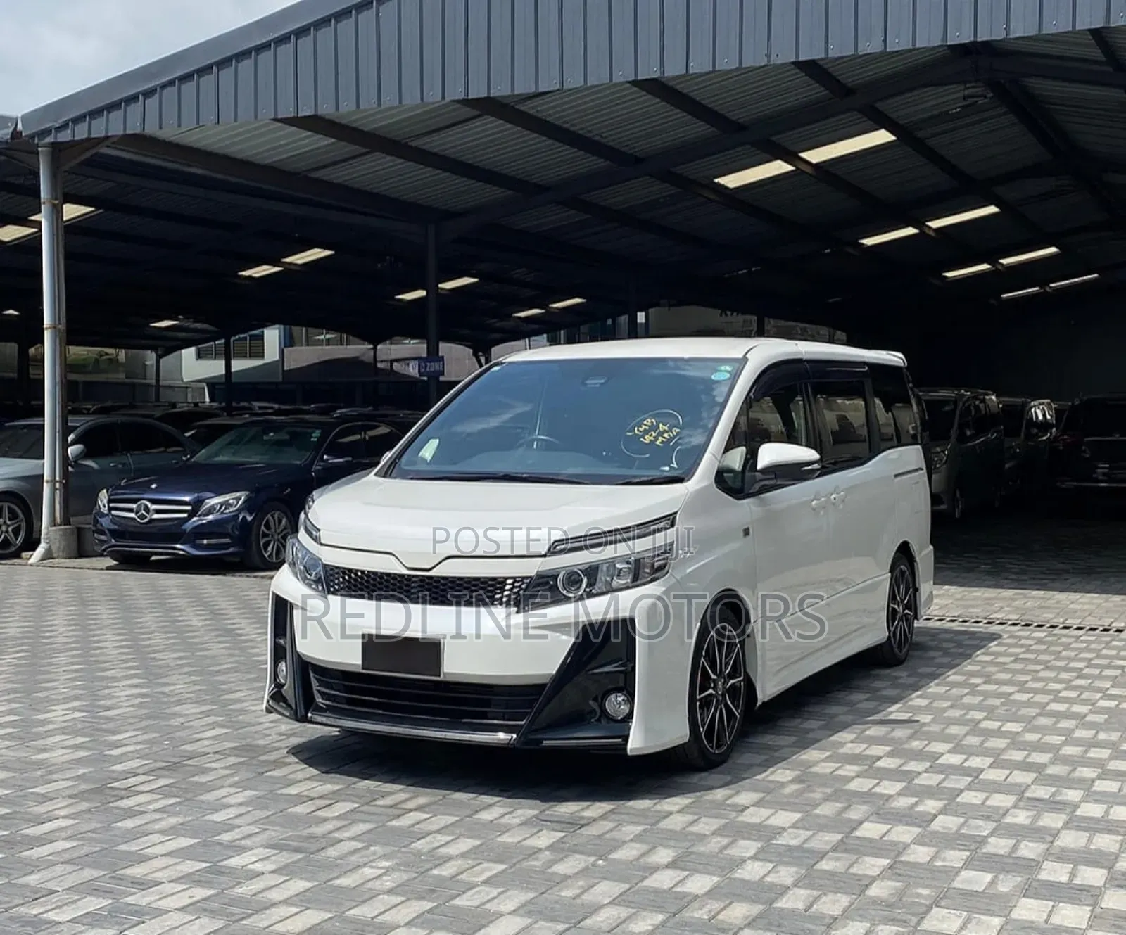 Toyota Voxy 2017 Pearl