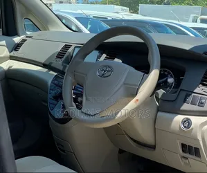 Toyota ISIS 1.8 L 4WD 2016 Blue