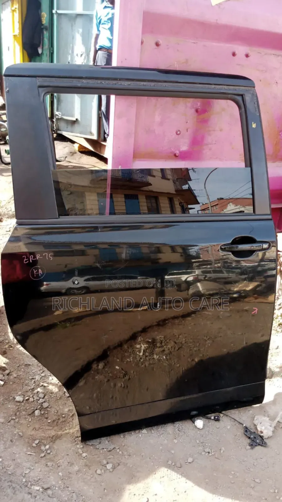 Noah Zrr70 Rear Door