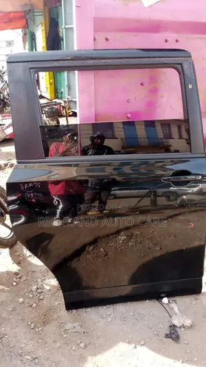 Noah Zrr70 Rear Door
