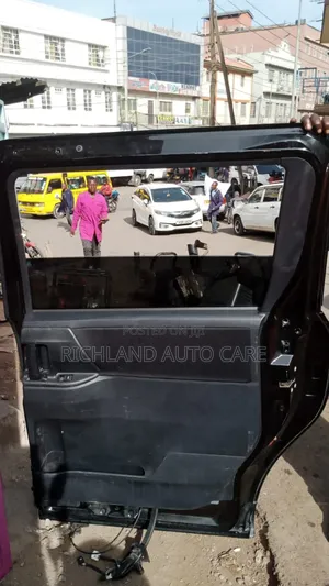 Noah Zrr70 Rear Door