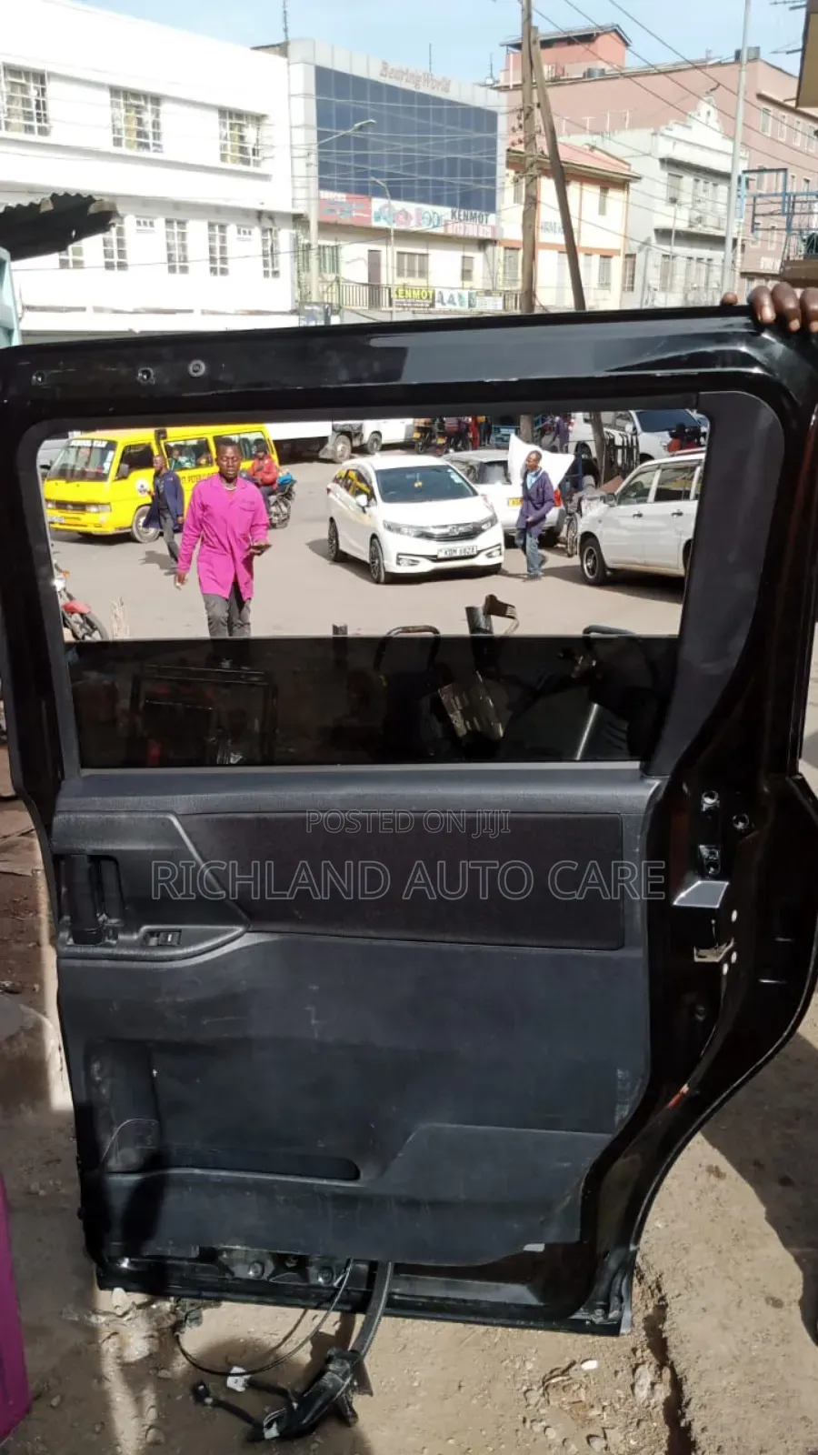 Noah Zrr70 Rear Door