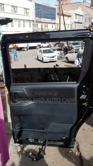 Noah Zrr70 Rear Door