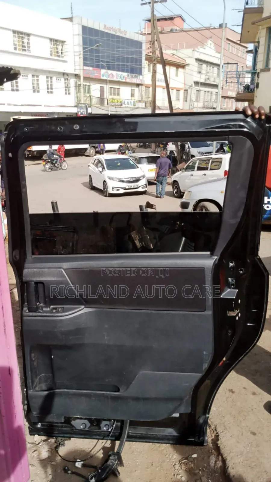 Noah Zrr70 Rear Door