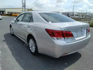 Toyota Crown 2017 Silver