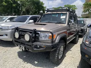 Toyota Land Cruiser 4.6 V8 GX 2018 Gold