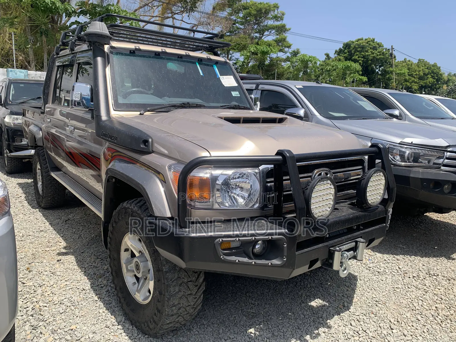 Toyota Land Cruiser 4.6 V8 GX 2018 Gold