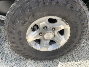 Toyota Land Cruiser 4.6 V8 GX 2018 Gold
