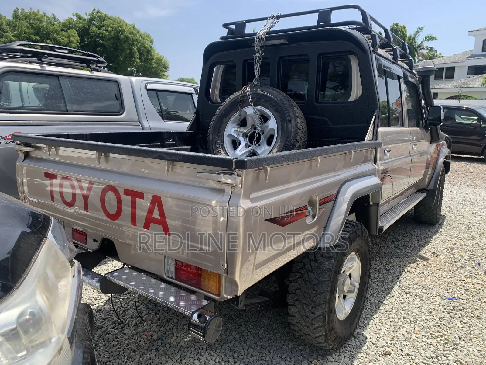 Toyota Land Cruiser 4.6 V8 GX 2018 Gold
