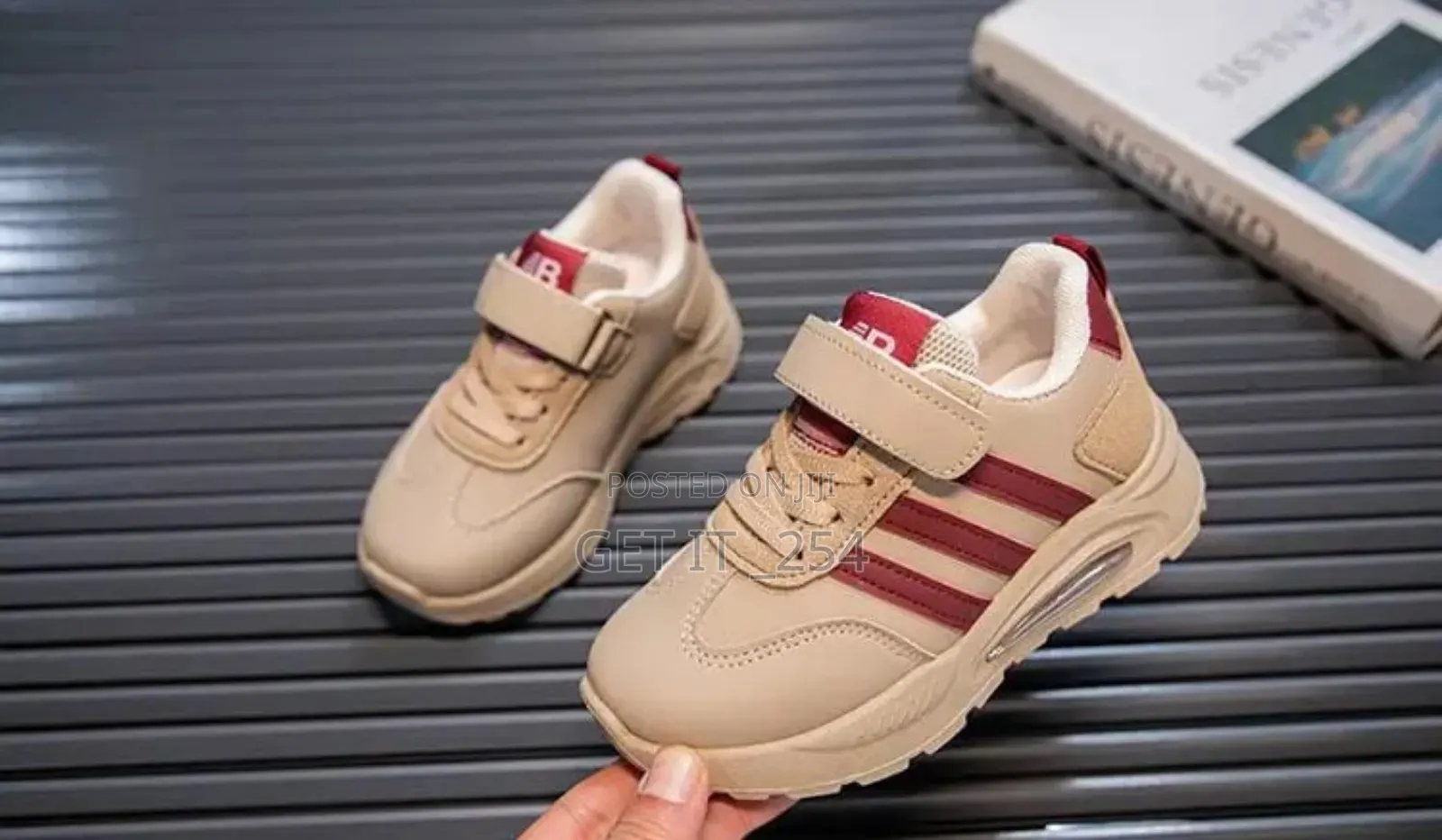 Kid's Elegant Sneakers 

Size: 26,27,29,31,32,33,35,