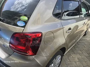 Volkswagen Polo 2017 Gold