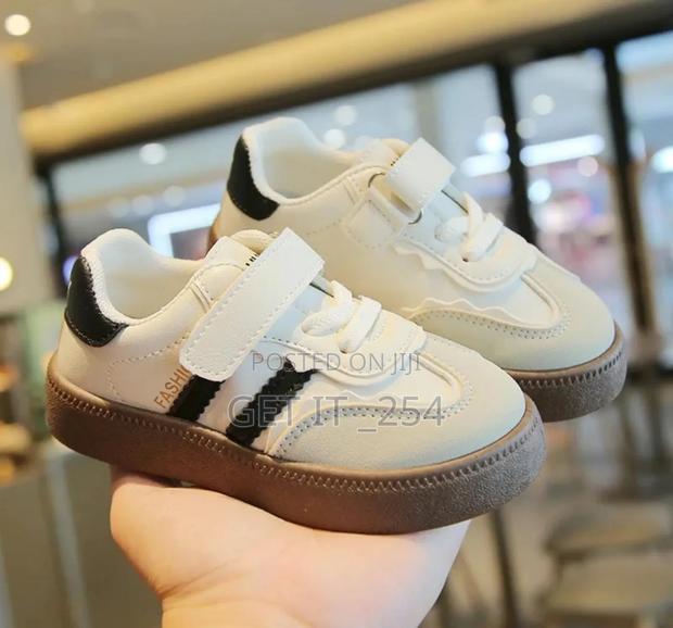 Kid's Shoes White
Size 31
Quality 💯 - thumbnail 3