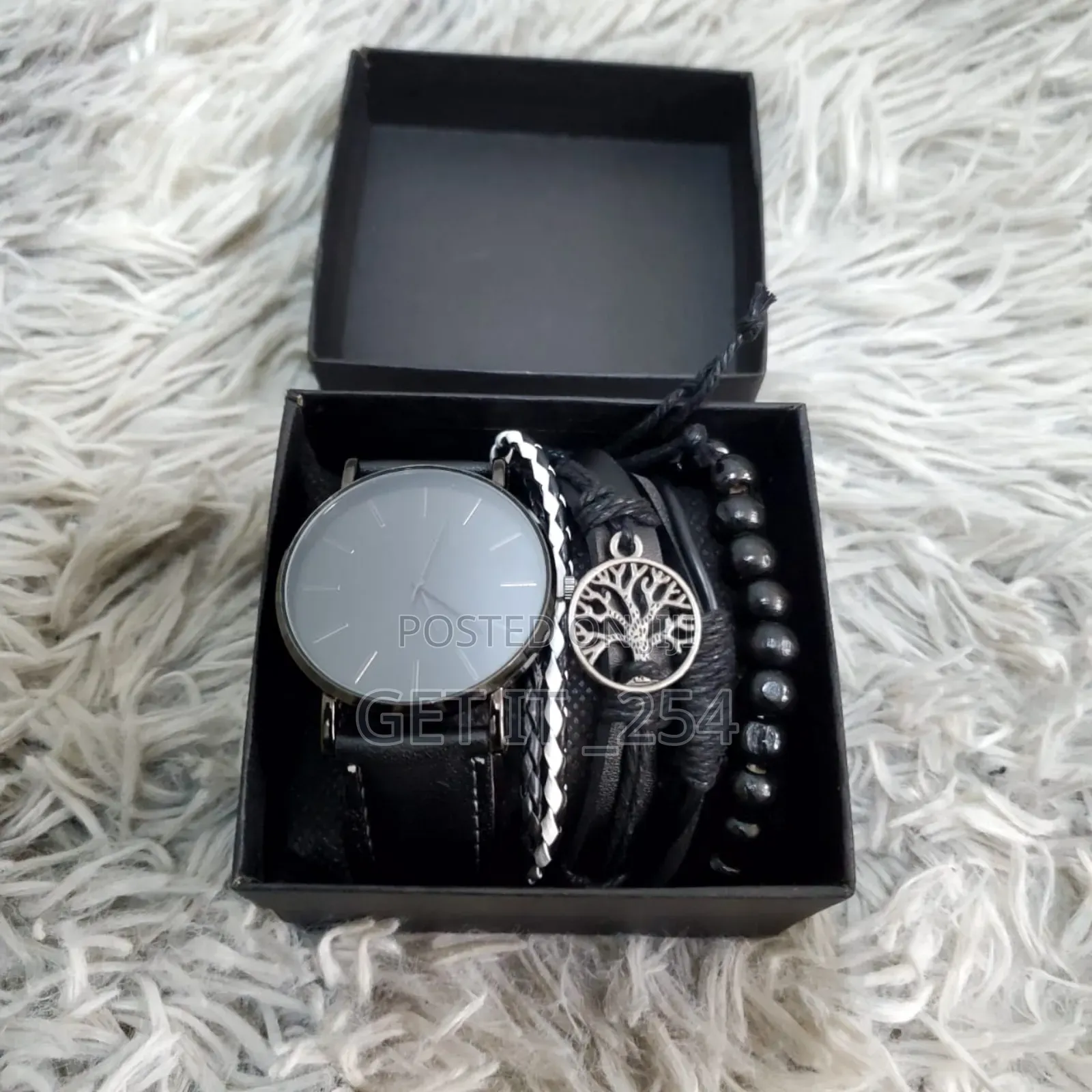*MEN -WATCH GIFT SET Gift Box Contains*
Watch 
Bracelets