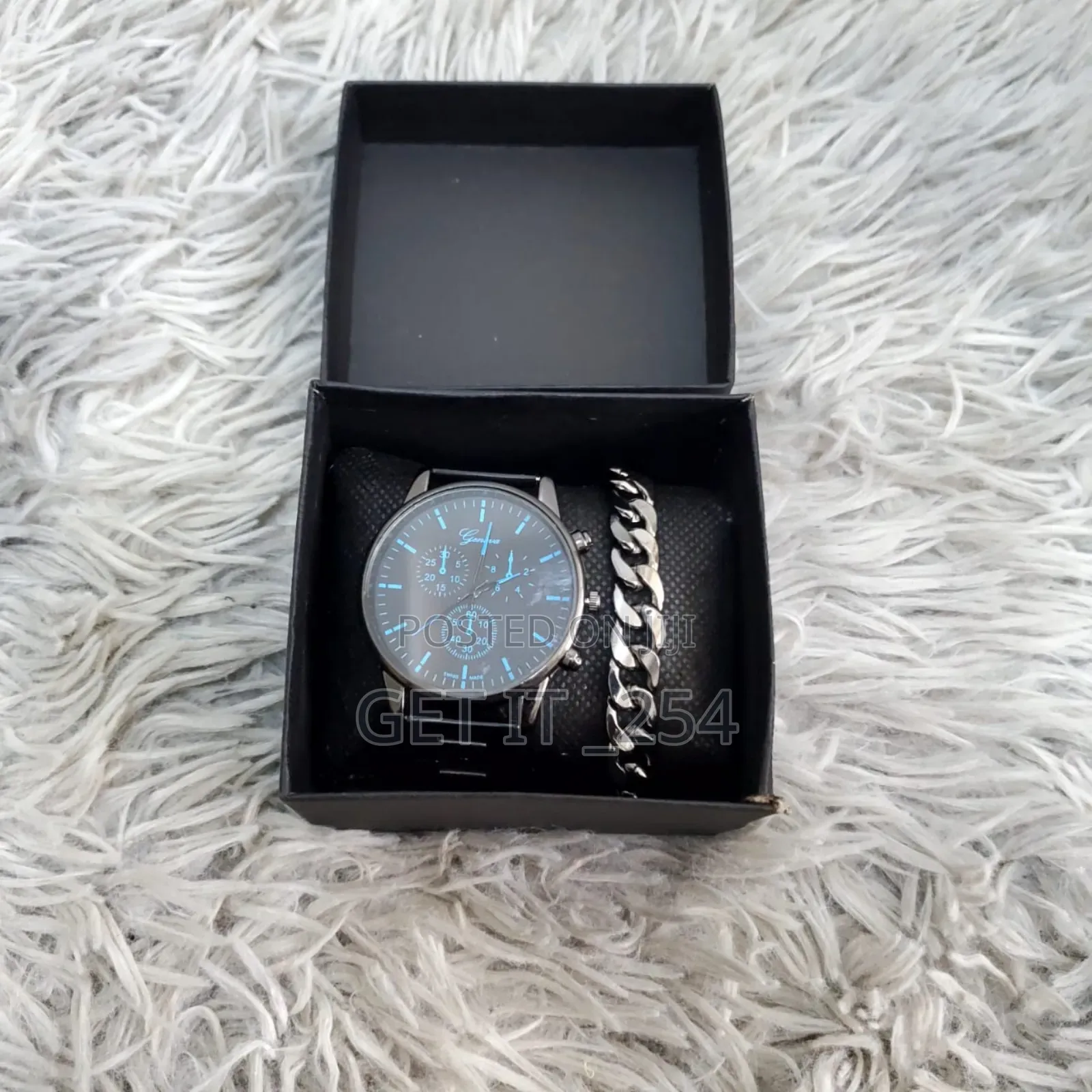*MEN -WATCH GIFT SET Gift Box Contains*
Watch 
Bracelets