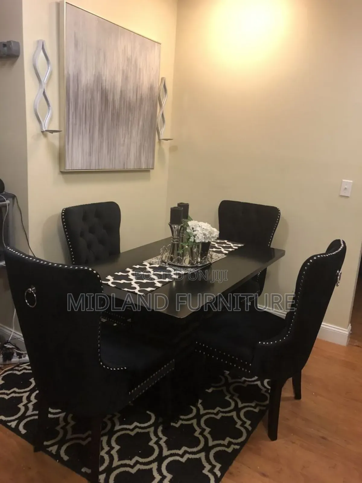 Dining Tables With Tufted Seats