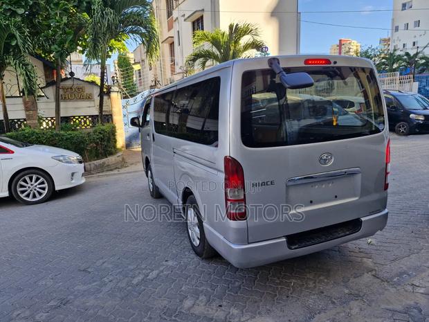 Toyota HiAce 2017 Grey - thumbnail 3