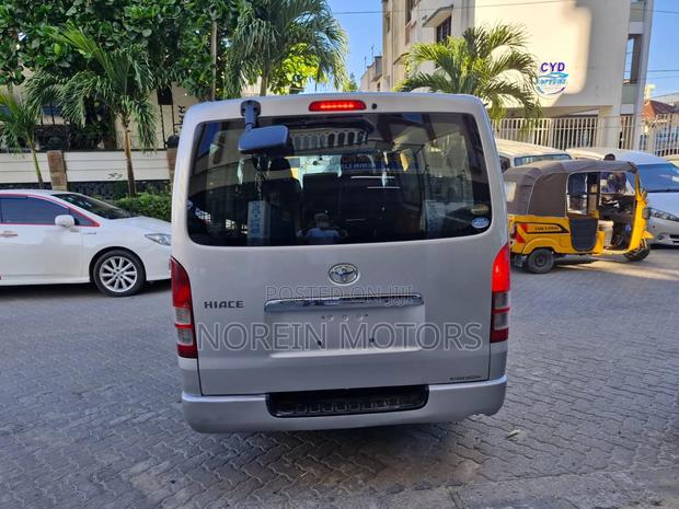 Toyota HiAce 2017 Grey - thumbnail 4