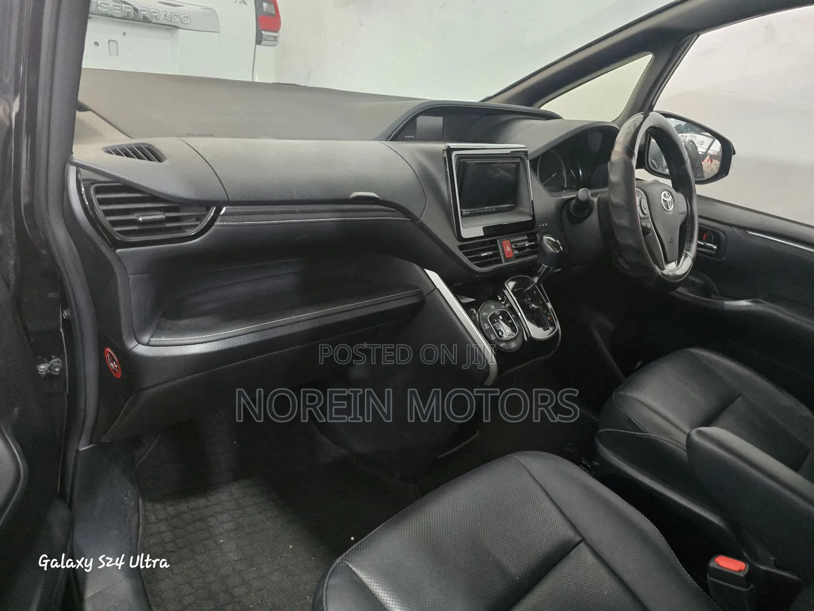 Toyota Esquire 2018 Purple