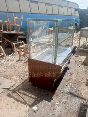 Straight Glass Cake Display