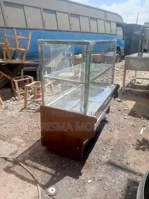 Straight Glass Cake Display
