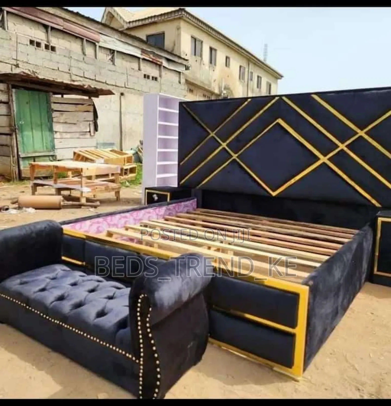 6by6 Bed With Side Drawers And Sleeping Couch