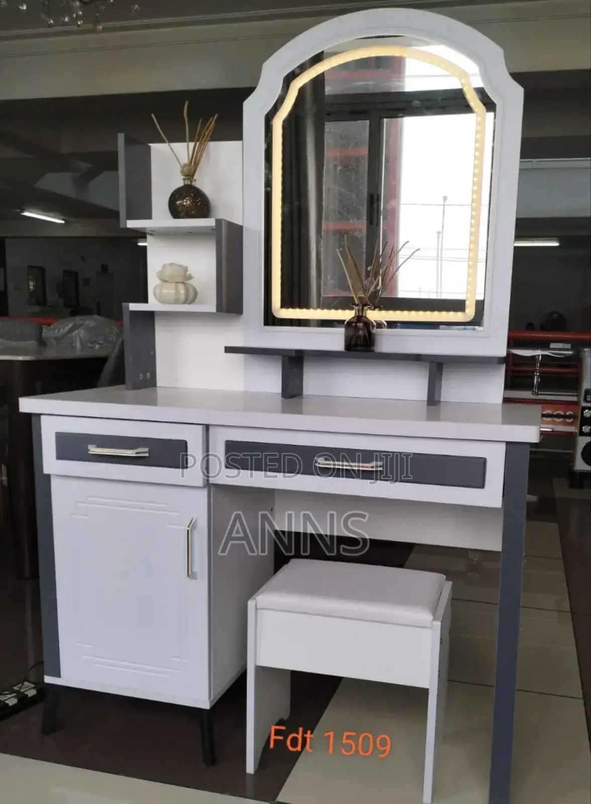 Executive Big Dressing Table With Sliding Mirror