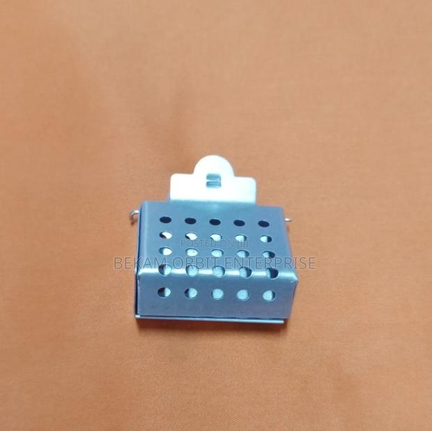 Queen Bee Cage Catcher Clip - main view