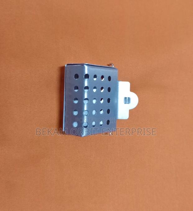 Queen Clip Bee Catcher - main view