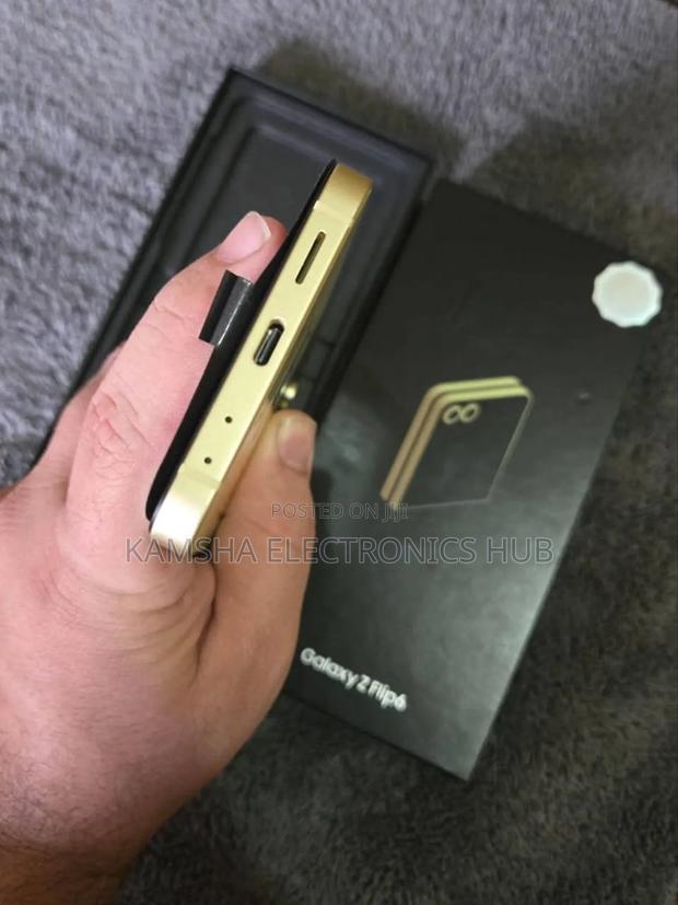 New Samsung Galaxy Z Flip6 256 GB Black - thumbnail 2