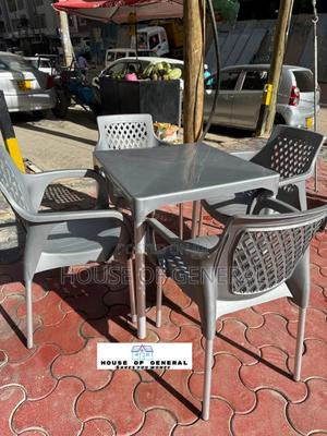 4 Plastic Chair With Metal Tubing +1 Gray Plastic Table