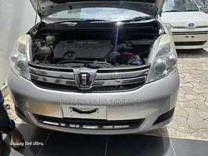 Toyota ISIS 2015 Silver
