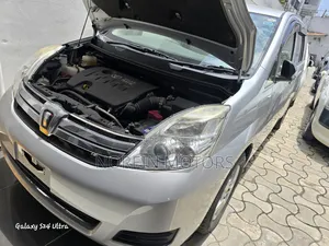 Toyota ISIS 2015 Silver