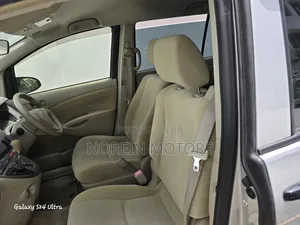 Toyota ISIS 2015 Silver