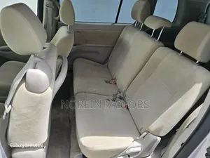 Toyota ISIS 2015 Silver