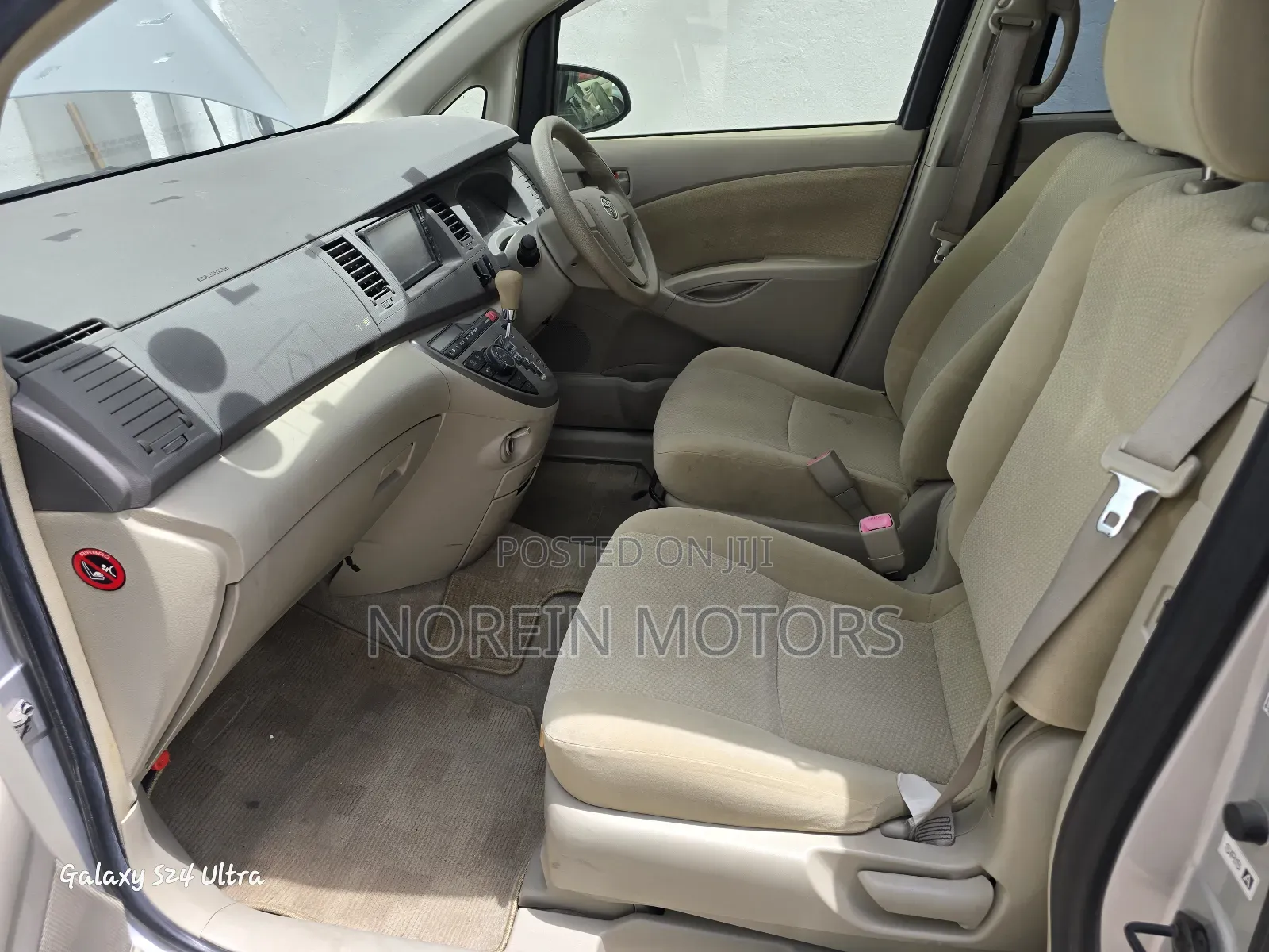 Toyota ISIS 2015 Silver