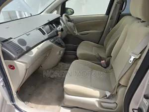Toyota ISIS 2015 Silver