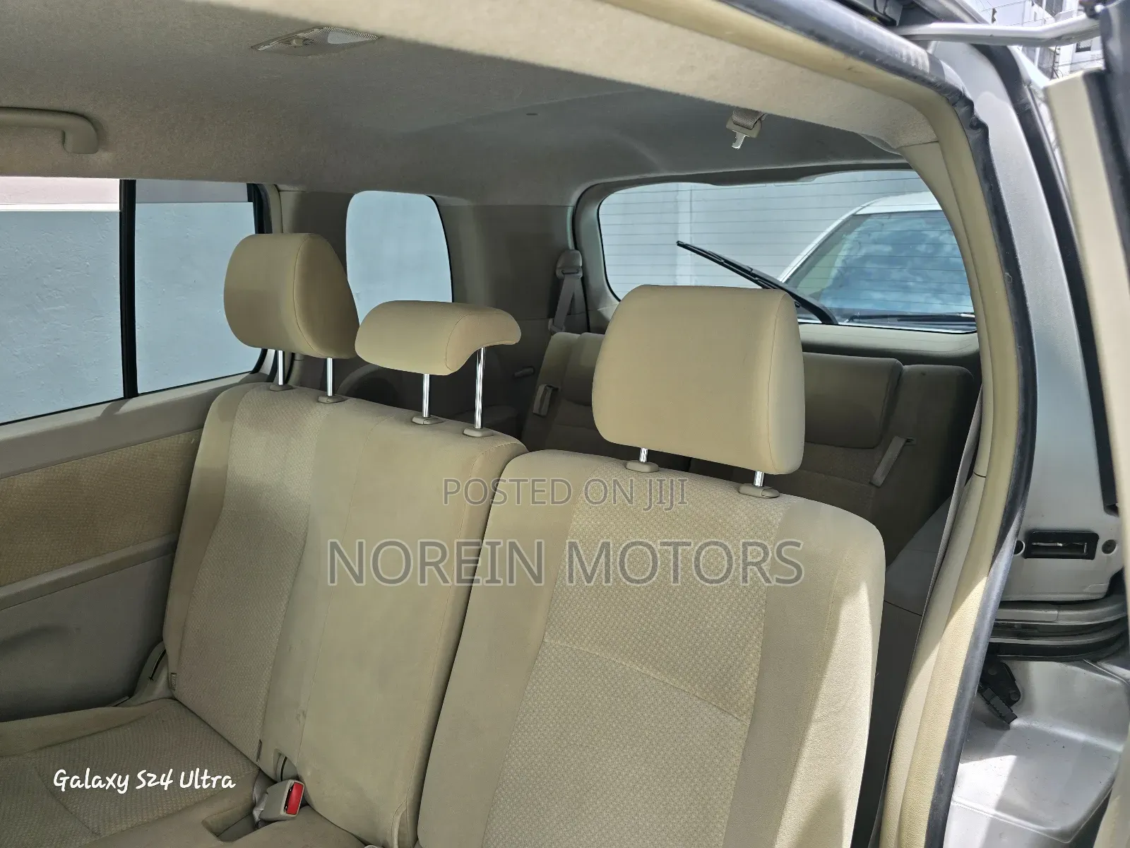Toyota ISIS 2015 Silver