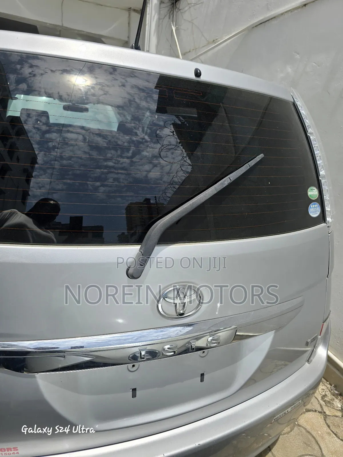 Toyota ISIS 2015 Silver