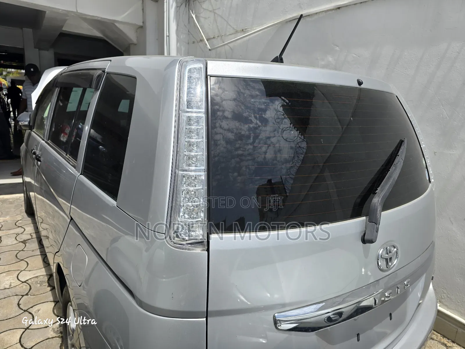 Toyota ISIS 2015 Silver