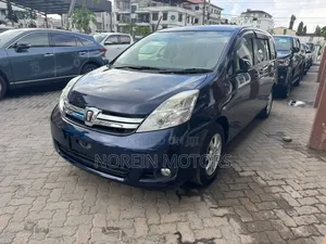 Toyota ISIS 2016 Blue