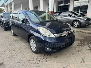 Toyota ISIS 2016 Blue
