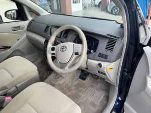 Toyota ISIS 2016 Blue