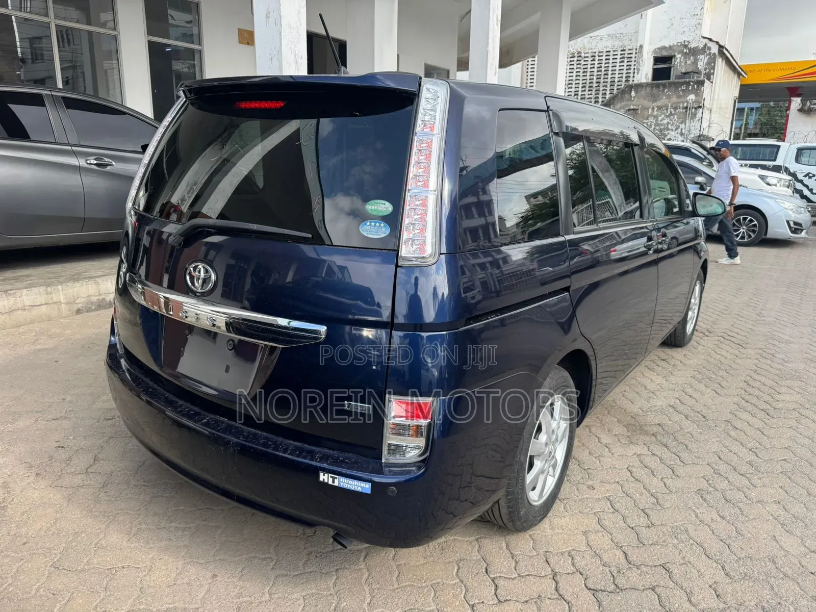 Toyota ISIS 2016 Blue