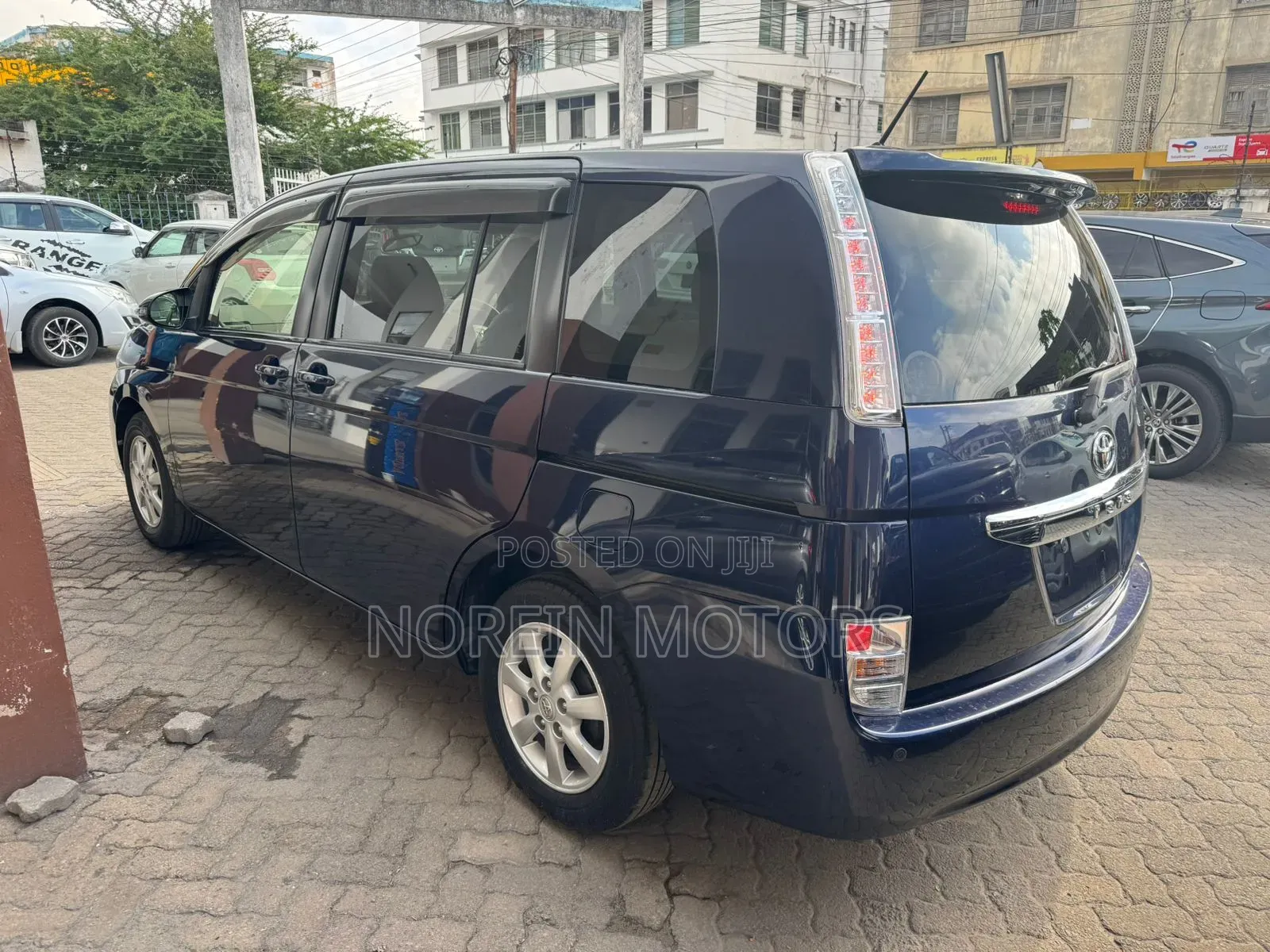 Toyota ISIS 2016 Blue