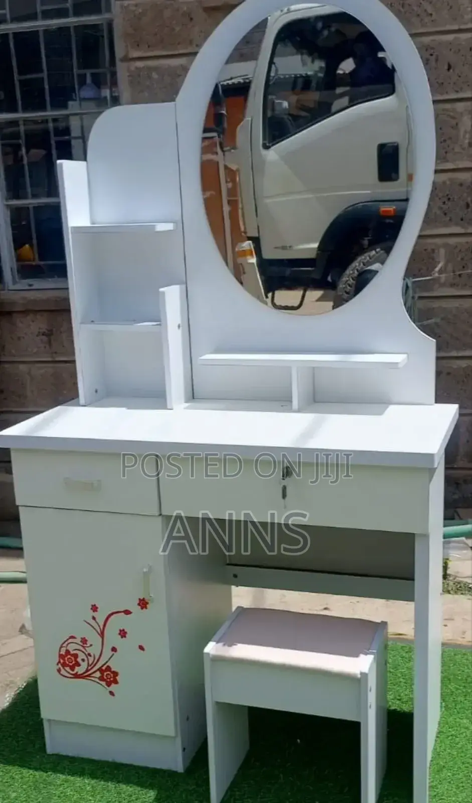 Dressing Table With Fixed Round Mirror